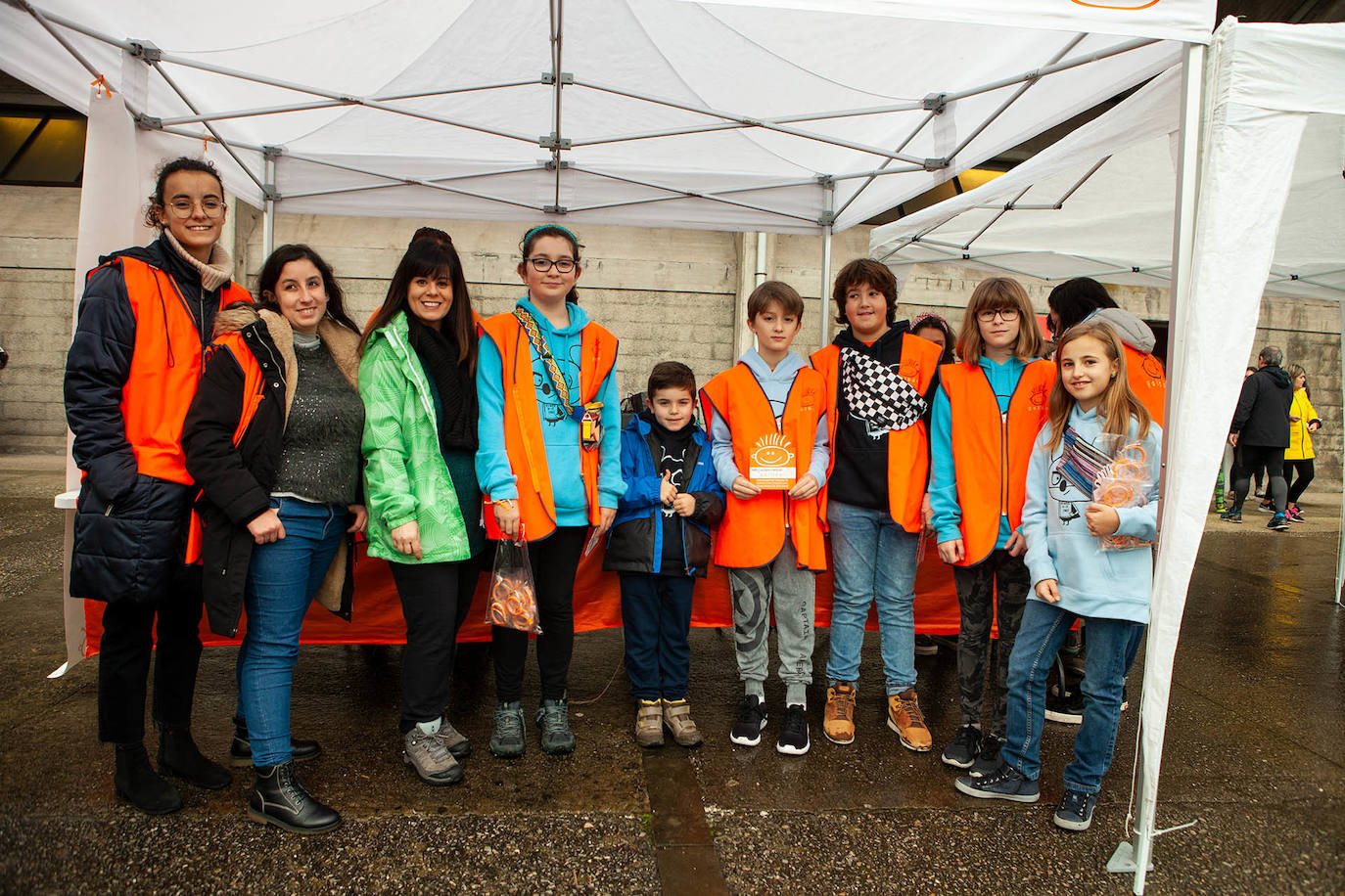 Ha llovido mucho, pero eso no mermó los ánimos de los participantes en la Marcha Familiar Solidaria de EL COMERCIO, organizada este año en beneficio de la asociación Galbán, dedicada a apoyar a familias de niños con cáncer.