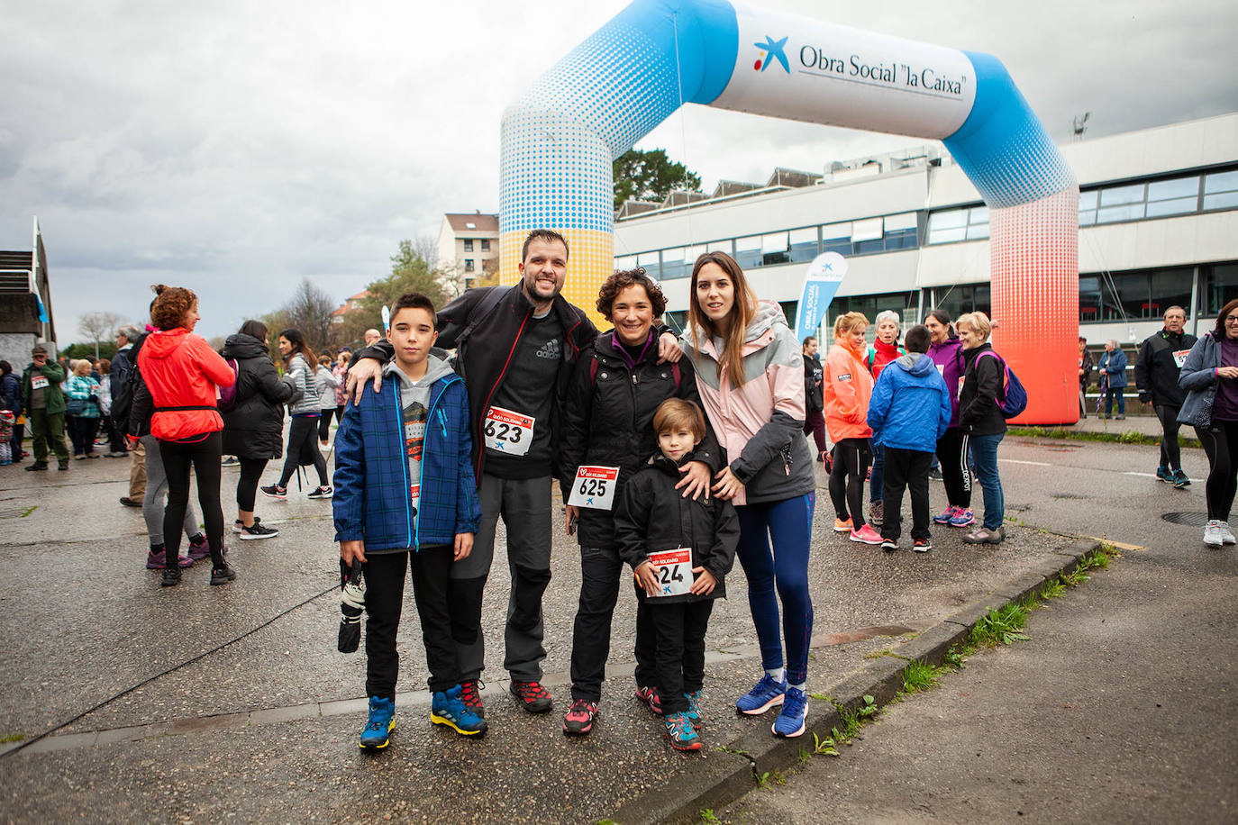 Ha llovido mucho, pero eso no mermó los ánimos de los participantes en la Marcha Familiar Solidaria de EL COMERCIO, organizada este año en beneficio de la asociación Galbán, dedicada a apoyar a familias de niños con cáncer.