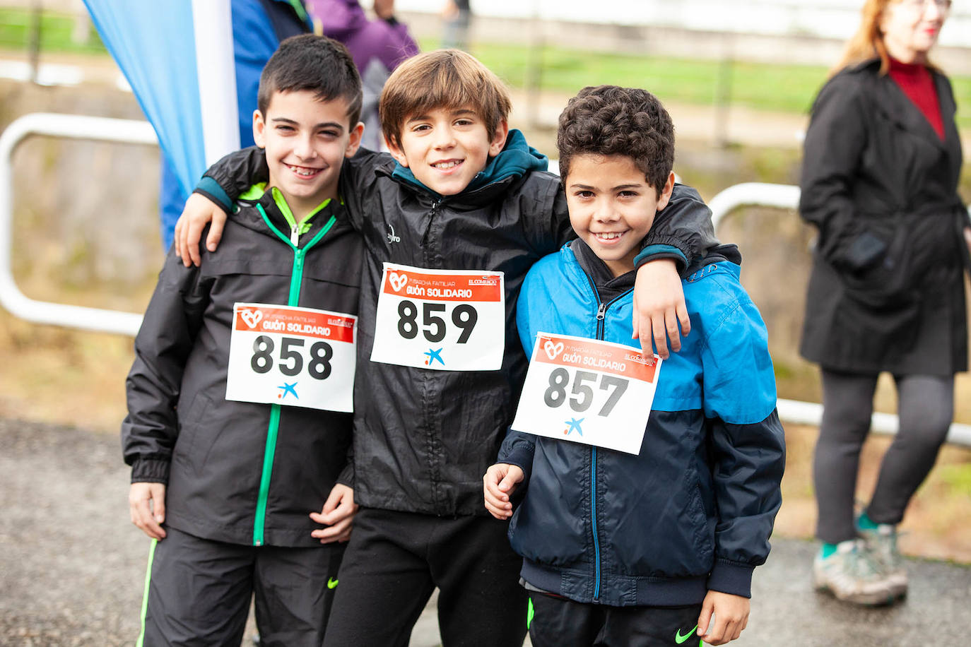 Ha llovido mucho, pero eso no mermó los ánimos de los participantes en la Marcha Familiar Solidaria de EL COMERCIO, organizada este año en beneficio de la asociación Galbán, dedicada a apoyar a familias de niños con cáncer.