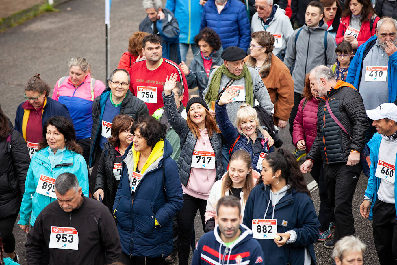 Ha llovido mucho, pero eso no mermó los ánimos de los participantes en la Marcha Familiar Solidaria de EL COMERCIO, organizada este año en beneficio de la asociación Galbán, dedicada a apoyar a familias de niños con cáncer.