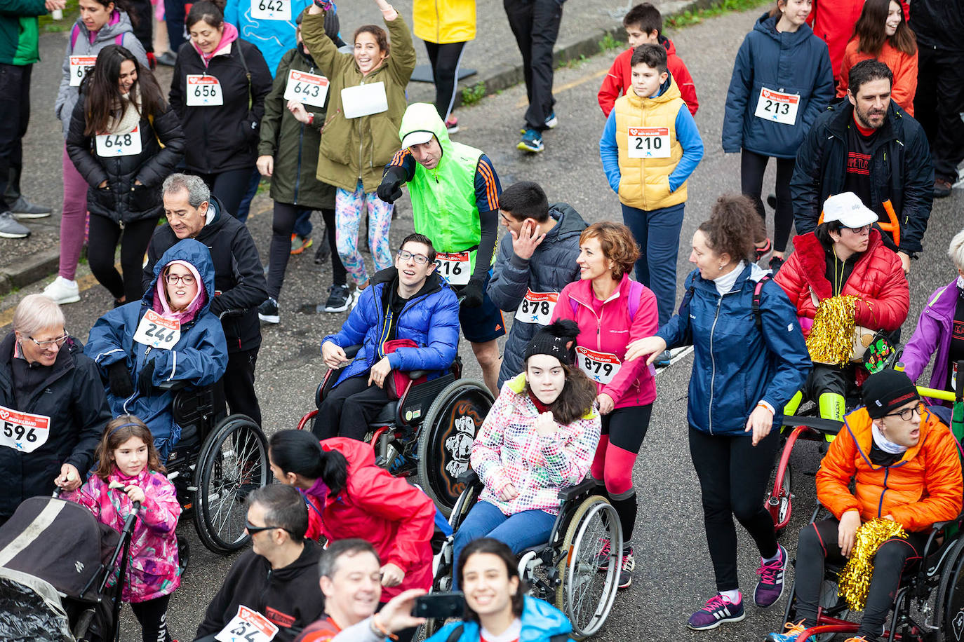 Ha llovido mucho, pero eso no mermó los ánimos de los participantes en la Marcha Familiar Solidaria de EL COMERCIO, organizada este año en beneficio de la asociación Galbán, dedicada a apoyar a familias de niños con cáncer.