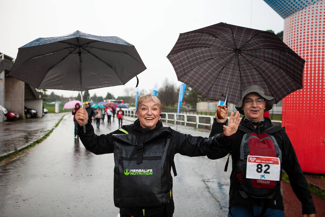 Ha llovido mucho, pero eso no mermó los ánimos de los participantes en la Marcha Familiar Solidaria de EL COMERCIO, organizada este año en beneficio de la asociación Galbán, dedicada a apoyar a familias de niños con cáncer.