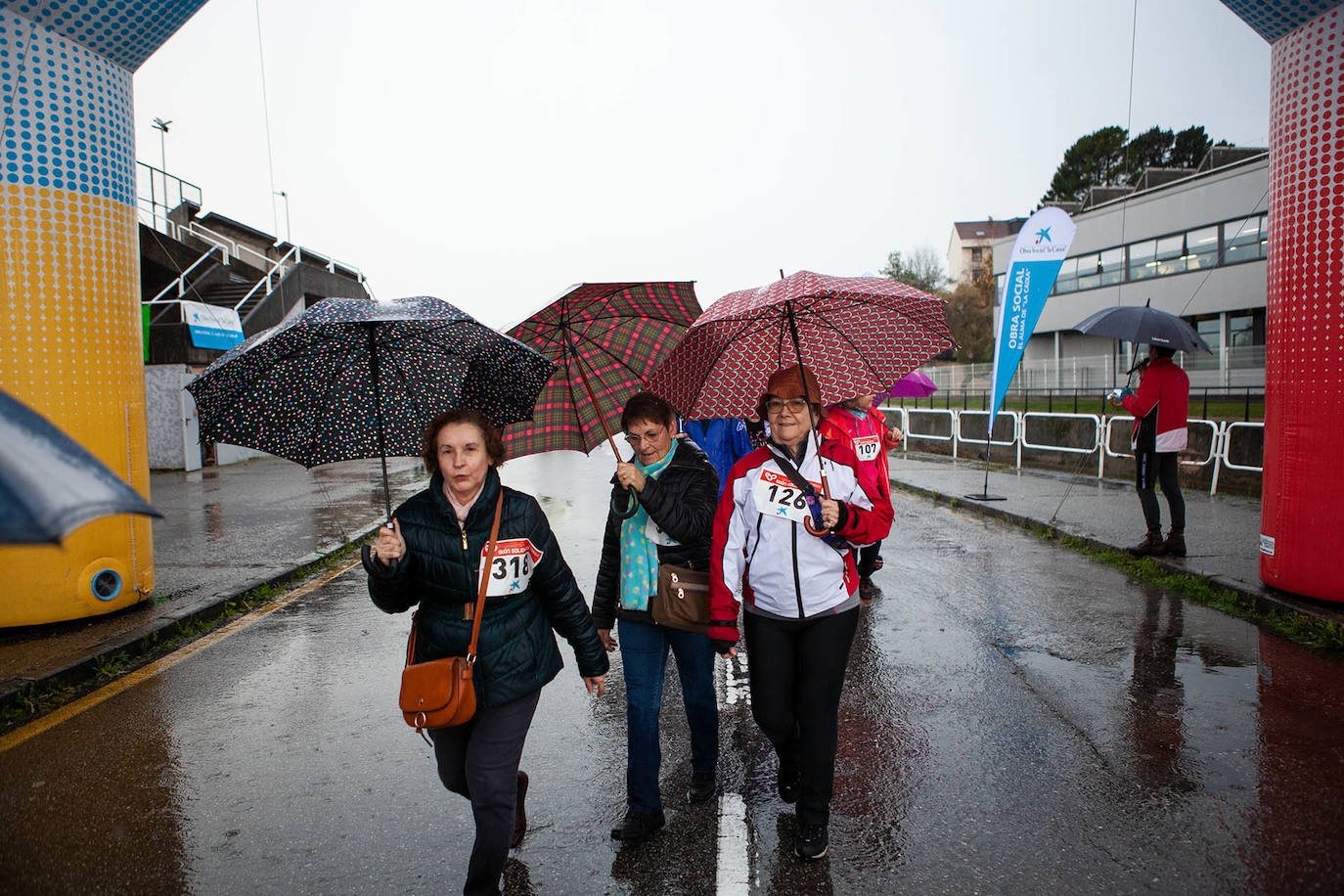 Ha llovido mucho, pero eso no mermó los ánimos de los participantes en la Marcha Familiar Solidaria de EL COMERCIO, organizada este año en beneficio de la asociación Galbán, dedicada a apoyar a familias de niños con cáncer.