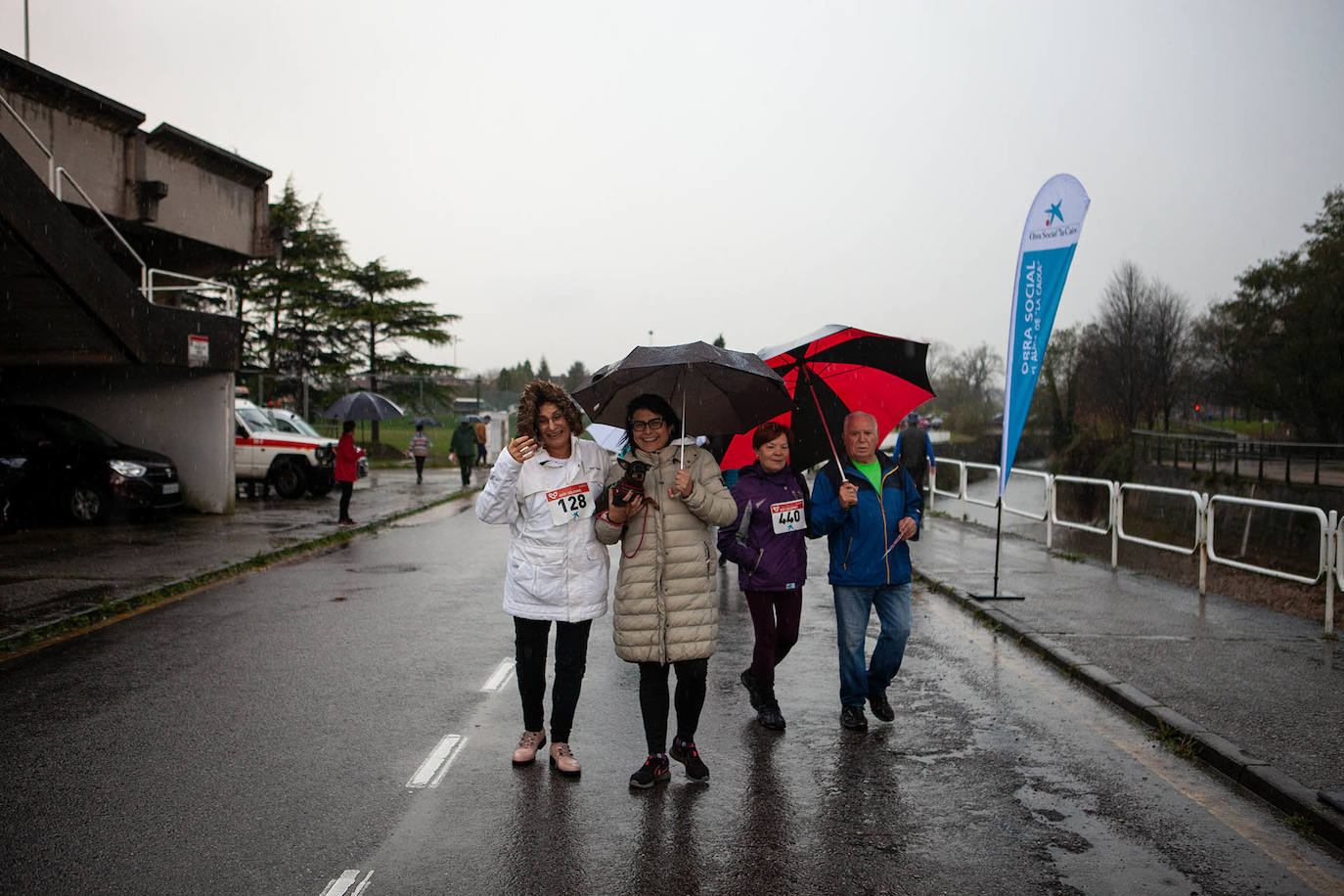 Ha llovido mucho, pero eso no mermó los ánimos de los participantes en la Marcha Familiar Solidaria de EL COMERCIO, organizada este año en beneficio de la asociación Galbán, dedicada a apoyar a familias de niños con cáncer.