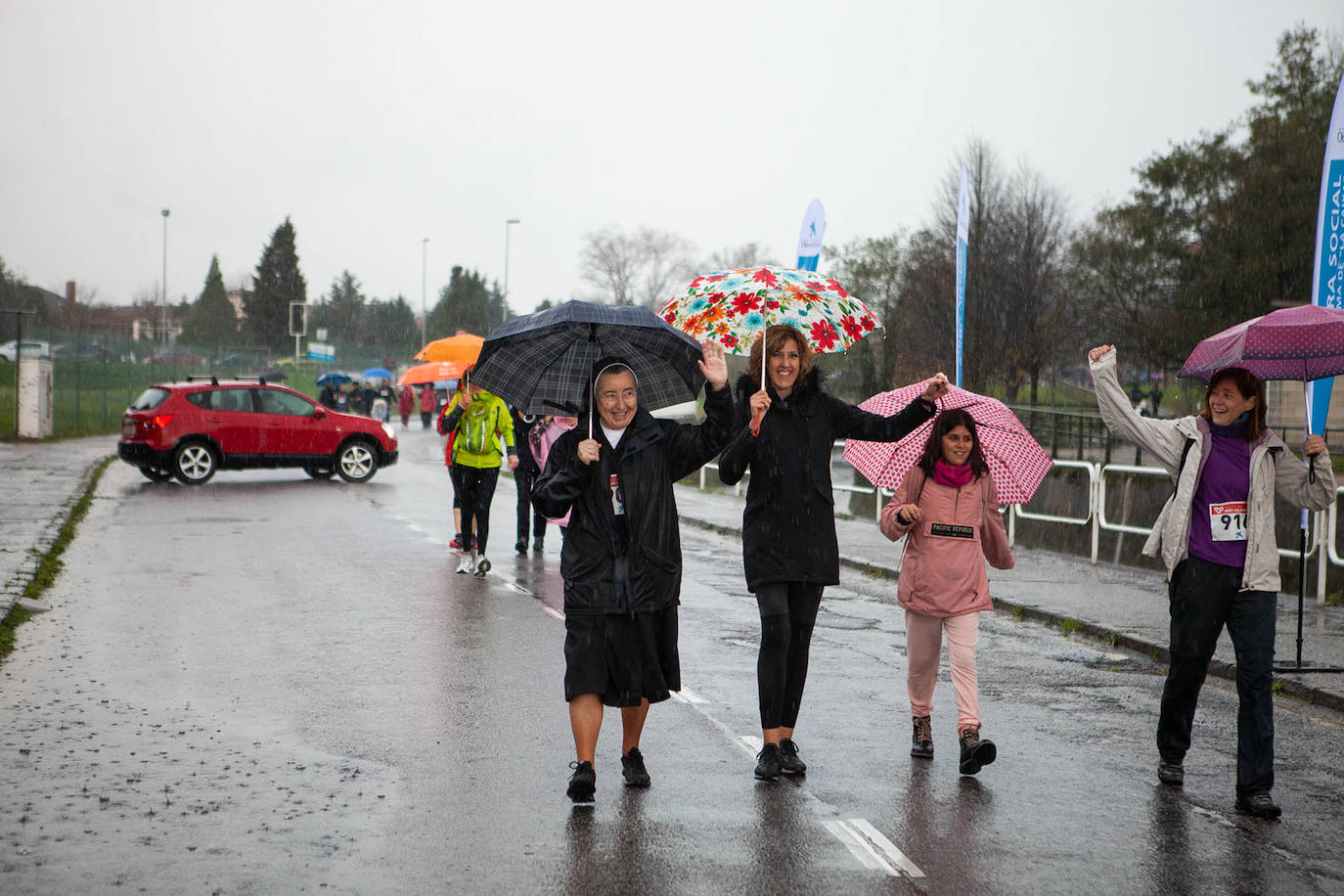 Ha llovido mucho, pero eso no mermó los ánimos de los participantes en la Marcha Familiar Solidaria de EL COMERCIO, organizada este año en beneficio de la asociación Galbán, dedicada a apoyar a familias de niños con cáncer.