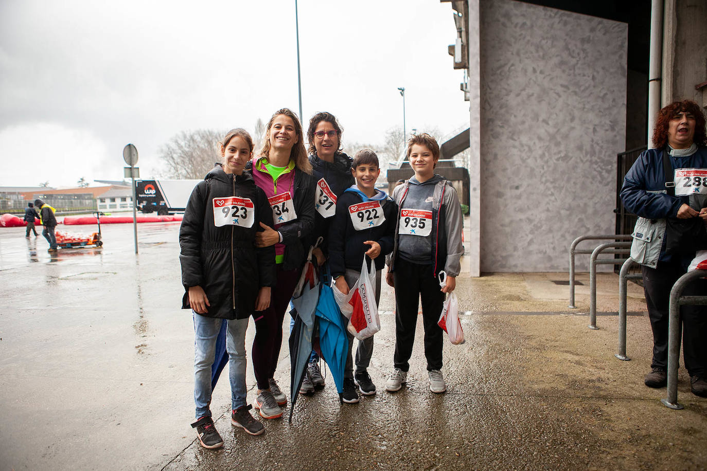 Ha llovido mucho, pero eso no mermó los ánimos de los participantes en la Marcha Familiar Solidaria de EL COMERCIO, organizada este año en beneficio de la asociación Galbán, dedicada a apoyar a familias de niños con cáncer.