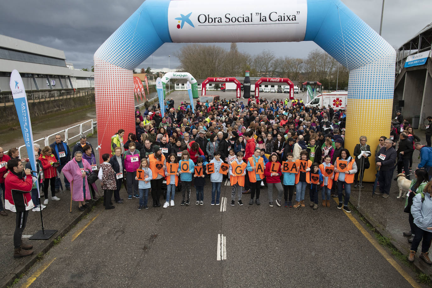 Ha llovido mucho, pero eso no mermó los ánimos de los participantes en la Marcha Familiar Solidaria de EL COMERCIO, organizada este año en beneficio de la asociación Galbán, dedicada a apoyar a familias de niños con cáncer.