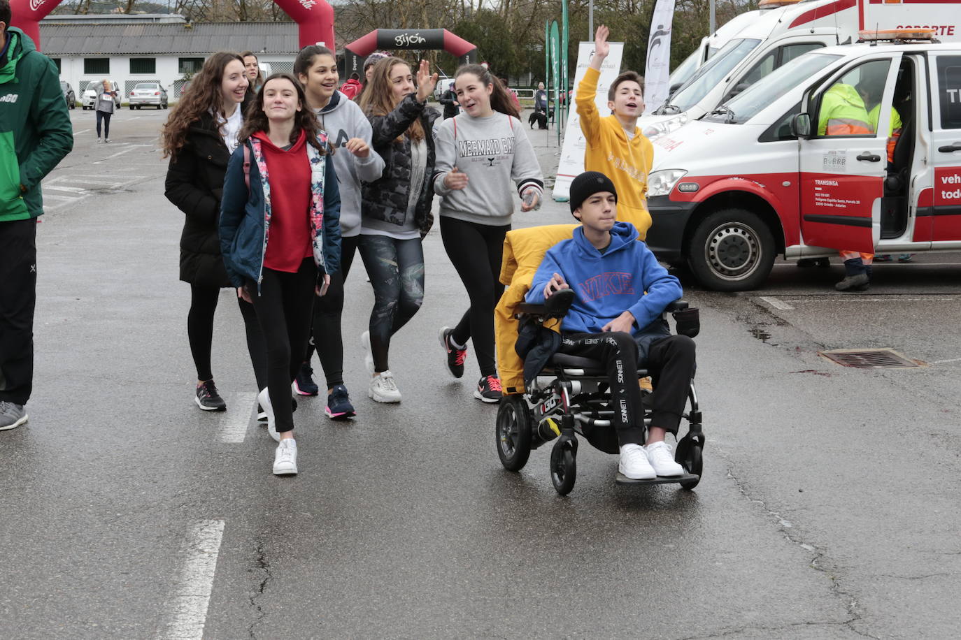 Ha llovido mucho, pero eso no mermó los ánimos de los participantes en la Marcha Familiar Solidaria de EL COMERCIO, organizada este año en beneficio de la asociación Galbán, dedicada a apoyar a familias de niños con cáncer.