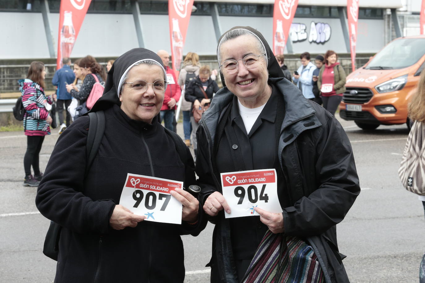 Ha llovido mucho, pero eso no mermó los ánimos de los participantes en la Marcha Familiar Solidaria de EL COMERCIO, organizada este año en beneficio de la asociación Galbán, dedicada a apoyar a familias de niños con cáncer.