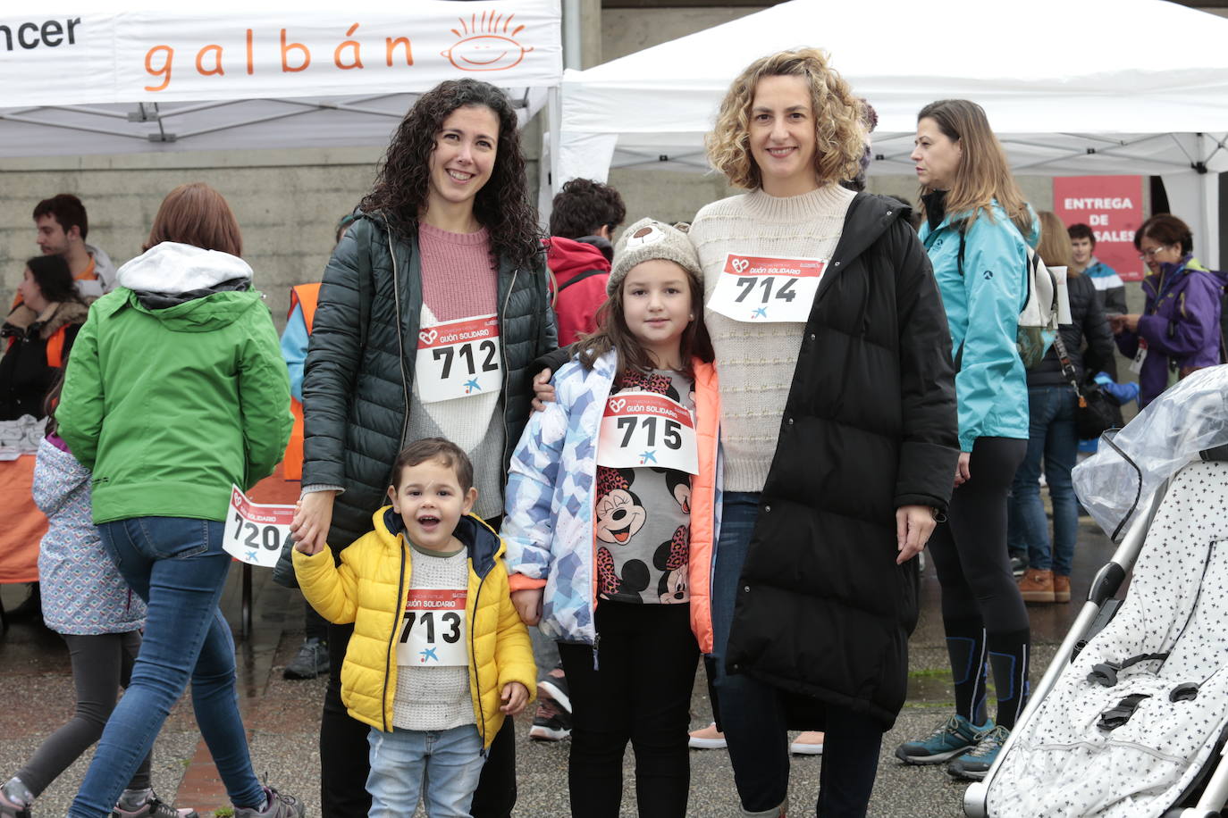 Ha llovido mucho, pero eso no mermó los ánimos de los participantes en la Marcha Familiar Solidaria de EL COMERCIO, organizada este año en beneficio de la asociación Galbán, dedicada a apoyar a familias de niños con cáncer.