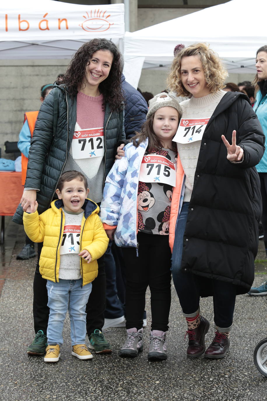 Ha llovido mucho, pero eso no mermó los ánimos de los participantes en la Marcha Familiar Solidaria de EL COMERCIO, organizada este año en beneficio de la asociación Galbán, dedicada a apoyar a familias de niños con cáncer.