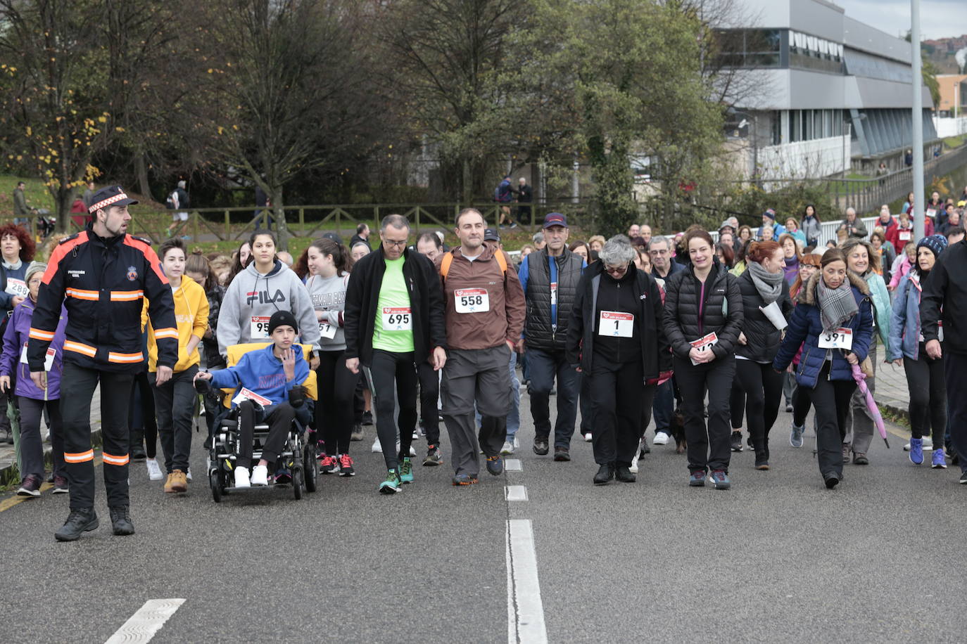 Ha llovido mucho, pero eso no mermó los ánimos de los participantes en la Marcha Familiar Solidaria de EL COMERCIO, organizada este año en beneficio de la asociación Galbán, dedicada a apoyar a familias de niños con cáncer.