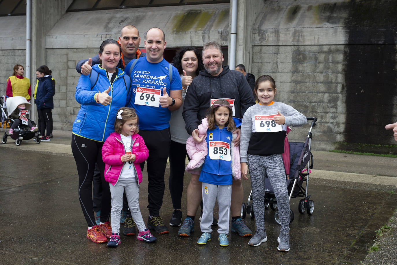 Ha llovido mucho, pero eso no mermó los ánimos de los participantes en la Marcha Familiar Solidaria de EL COMERCIO, organizada este año en beneficio de la asociación Galbán, dedicada a apoyar a familias de niños con cáncer.