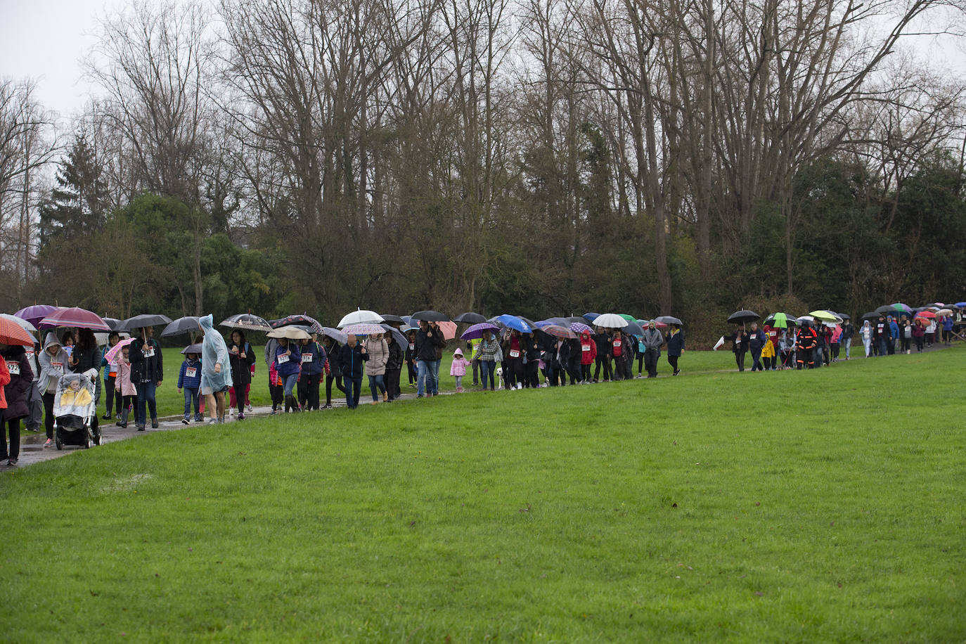 Ha llovido mucho, pero eso no mermó los ánimos de los participantes en la Marcha Familiar Solidaria de EL COMERCIO, organizada este año en beneficio de la asociación Galbán, dedicada a apoyar a familias de niños con cáncer.