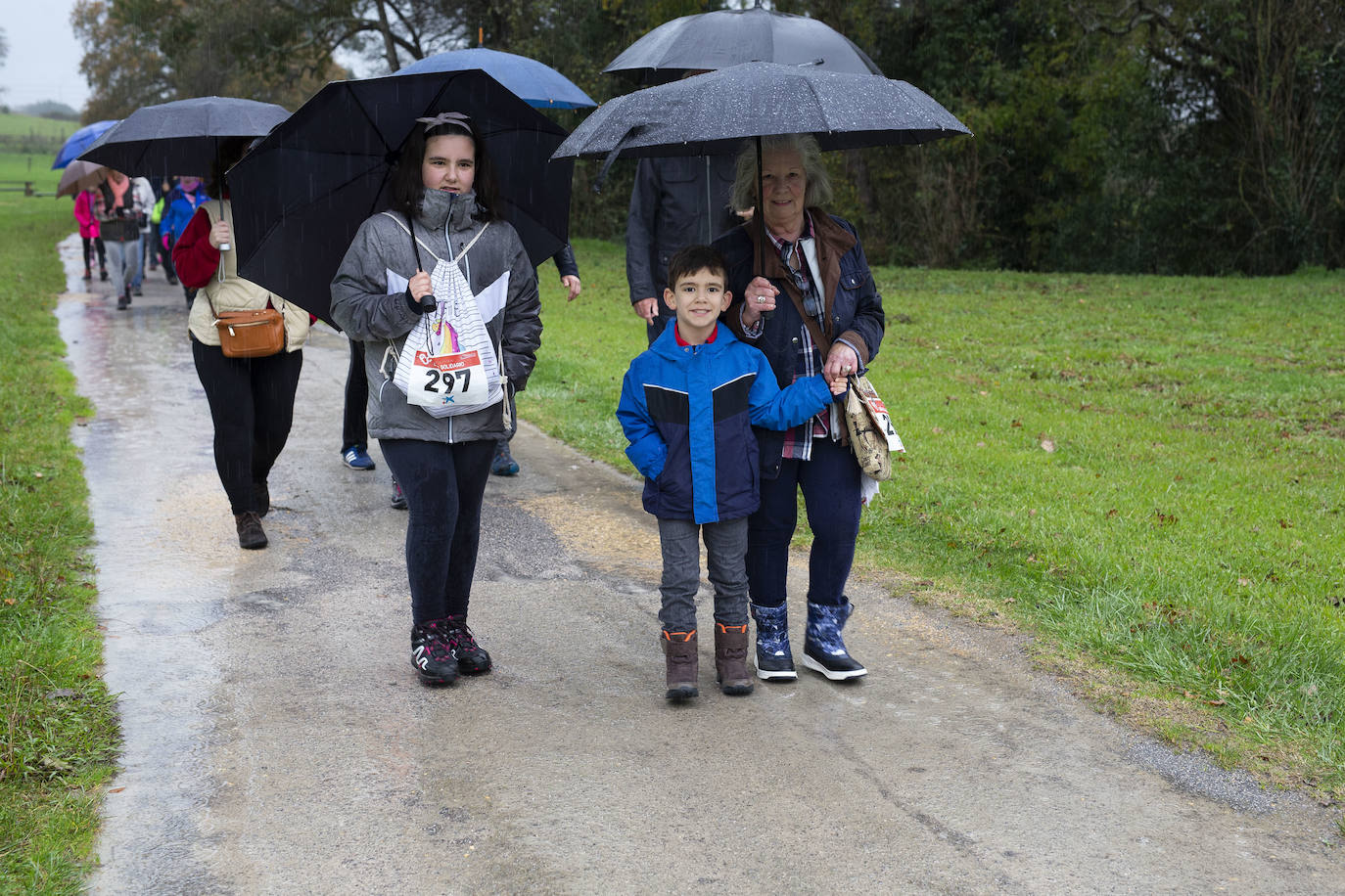 Ha llovido mucho, pero eso no mermó los ánimos de los participantes en la Marcha Familiar Solidaria de EL COMERCIO, organizada este año en beneficio de la asociación Galbán, dedicada a apoyar a familias de niños con cáncer.