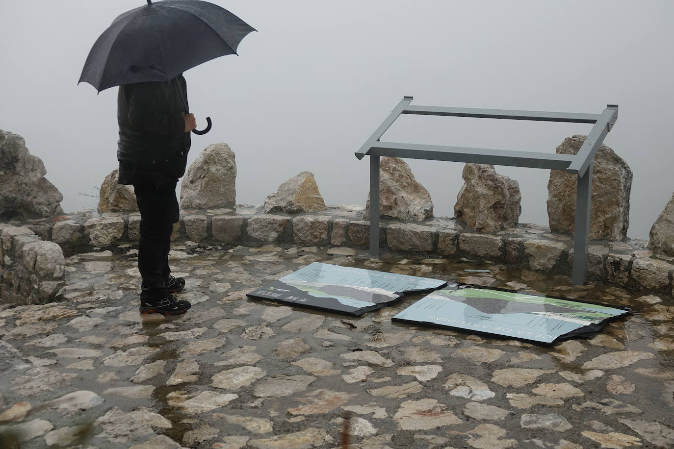 El Parque Nacional de los Picos de Europa ha presentado una denuncia ante la Guardia Civil tras detectar pintadas y destrozos en el balcón con vistas a la vega y el lago Enol.