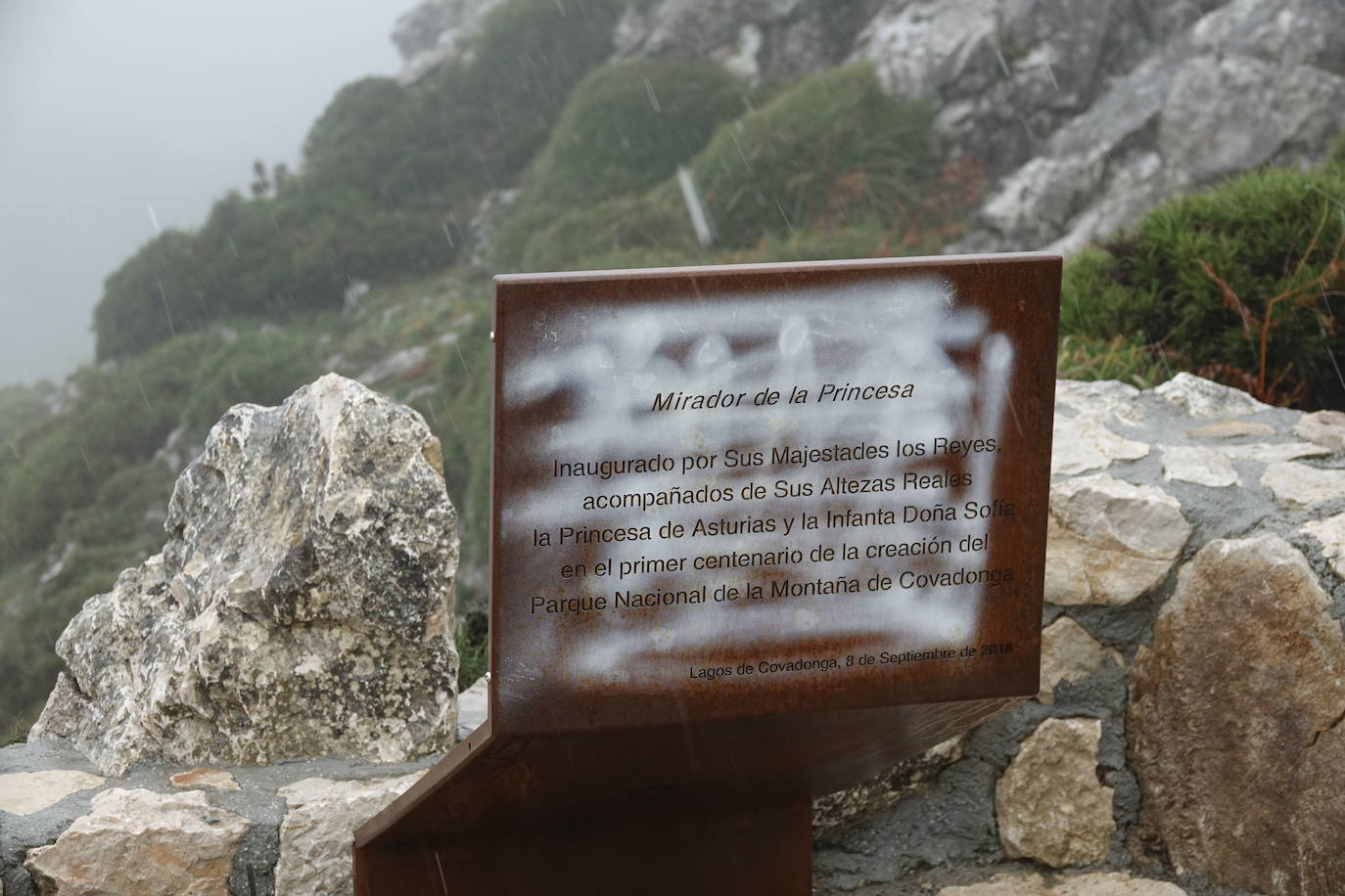 El Parque Nacional de los Picos de Europa ha presentado una denuncia ante la Guardia Civil tras detectar pintadas y destrozos en el balcón con vistas a la vega y el lago Enol.