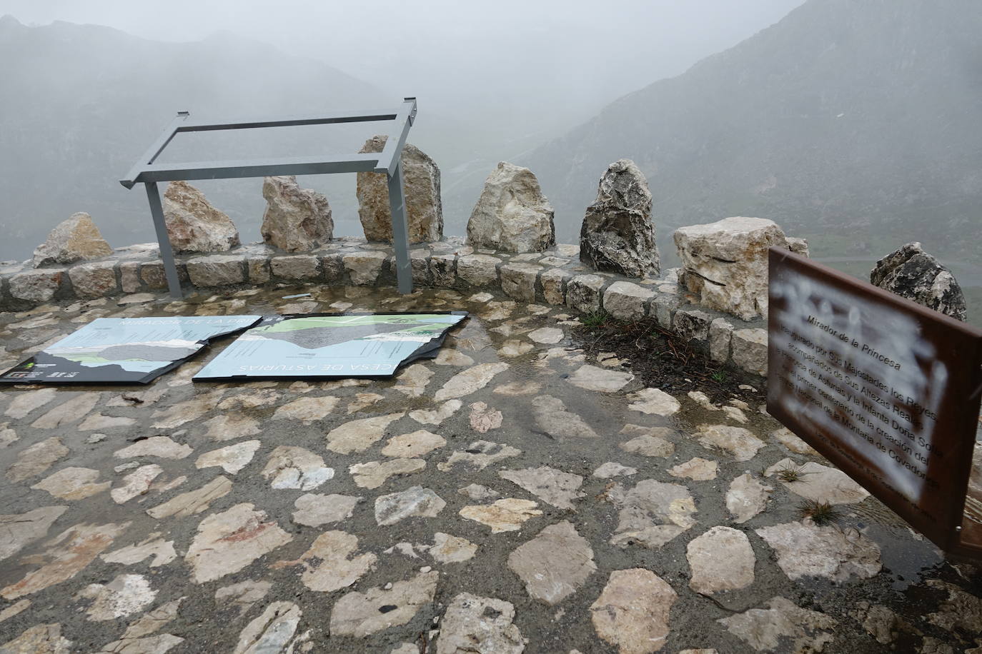 El Parque Nacional de los Picos de Europa ha presentado una denuncia ante la Guardia Civil tras detectar pintadas y destrozos en el balcón con vistas a la vega y el lago Enol.