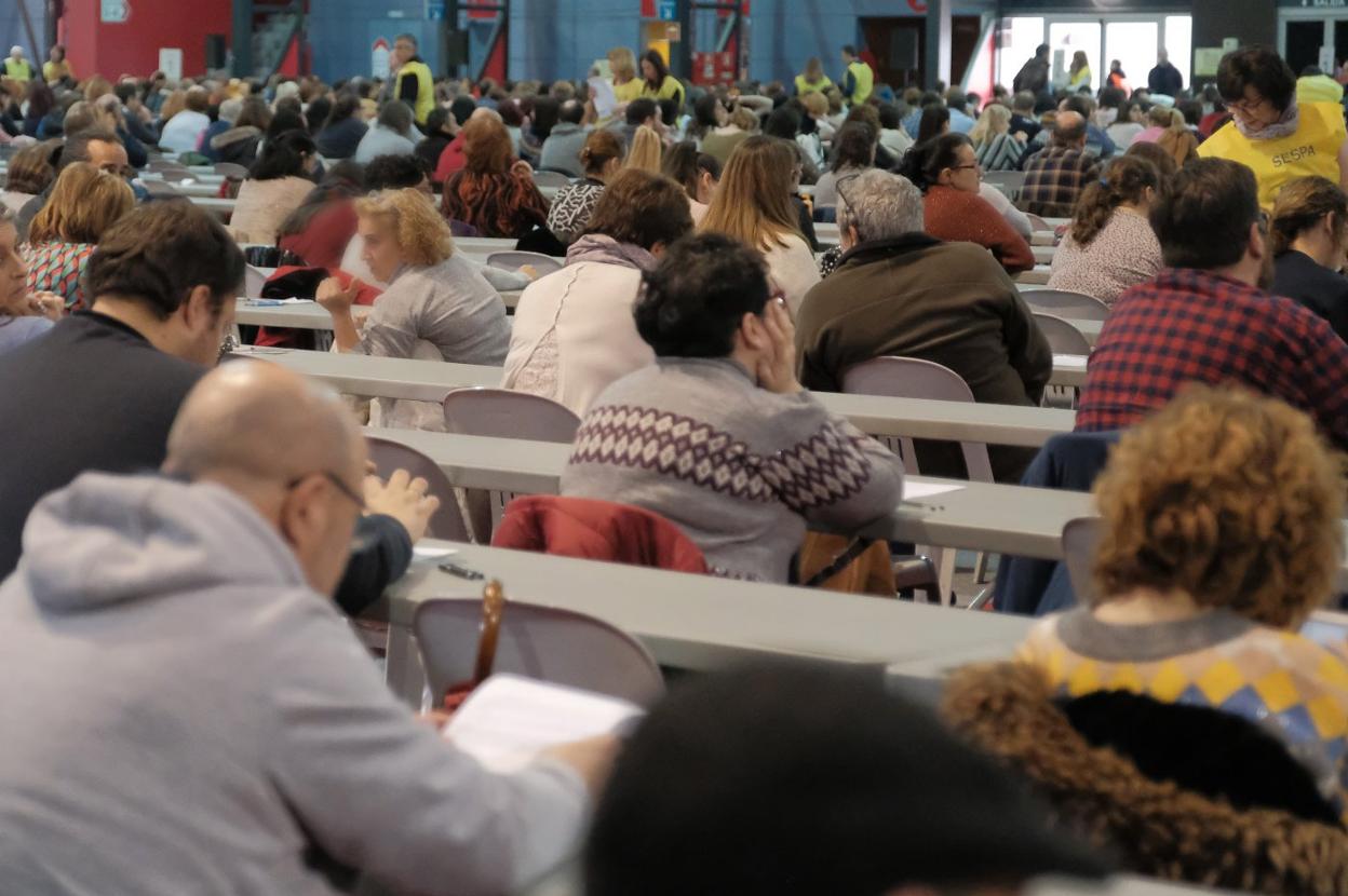 Una de las aulas acondicionadas en el recinto ferial Luis Adaro, en la antesala de inicarse la prueba. 
