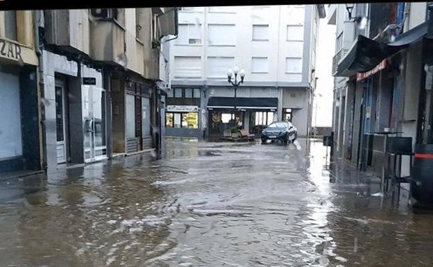 Galería. La fuerte lluvia inundó varias calles de Gijón y Luanco.