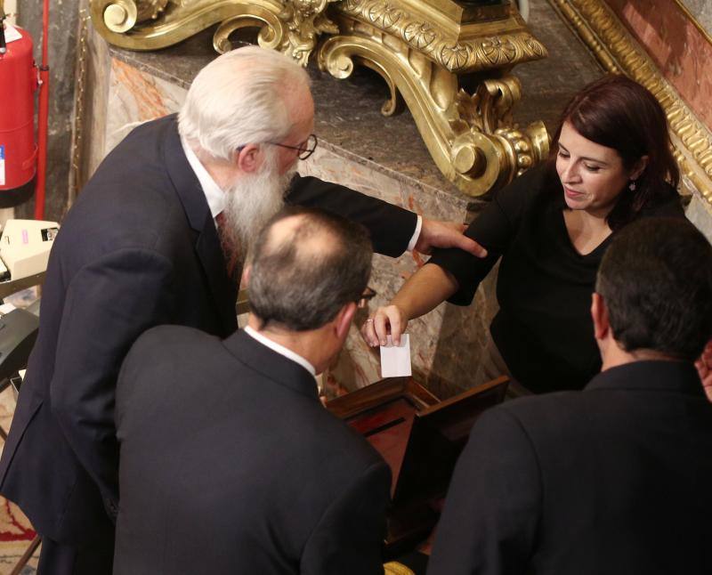 La diputada asturiana, portavoz del PSOE en el Congreso, ha tropezado este martes en las escaleras del hemiciclo cuando se dirigía a votar y se ha caído al suelo junto al escaño del presidente del Gobierno en funciones, Pedro Sánchez.