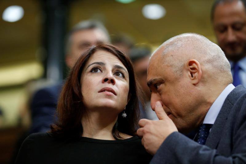 La diputada asturiana, portavoz del PSOE en el Congreso, ha tropezado este martes en las escaleras del hemiciclo cuando se dirigía a votar y se ha caído al suelo junto al escaño del presidente del Gobierno en funciones, Pedro Sánchez.