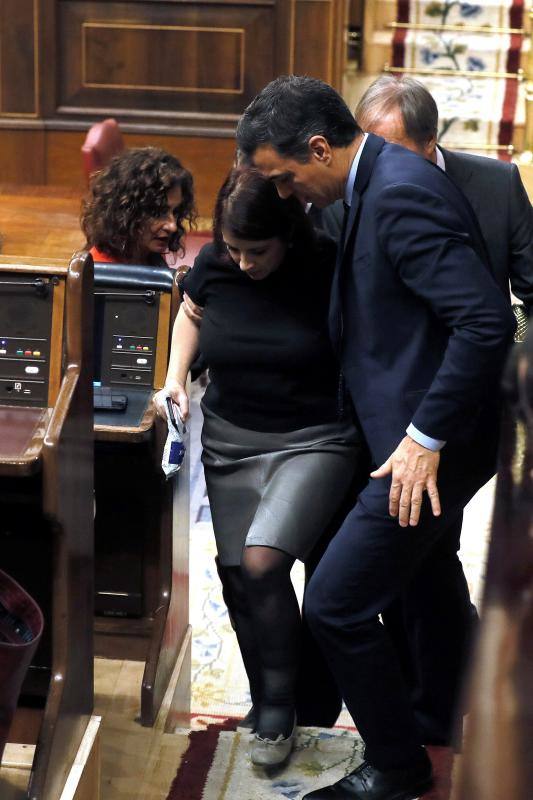 La diputada asturiana, portavoz del PSOE en el Congreso, ha tropezado este martes en las escaleras del hemiciclo cuando se dirigía a votar y se ha caído al suelo junto al escaño del presidente del Gobierno en funciones, Pedro Sánchez.