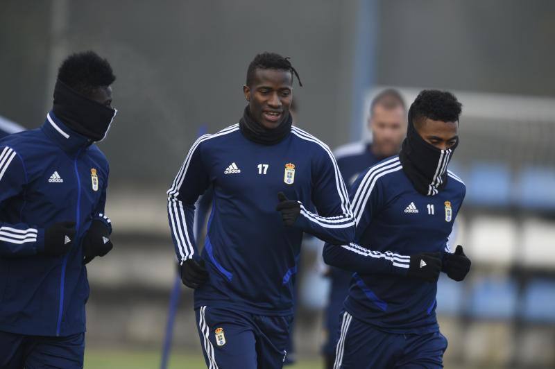 Los jugadores del Real Oviedo han entrenado este martes para intentar ganar los tres puntos en la próxima jornada contra el Alcorcón. 