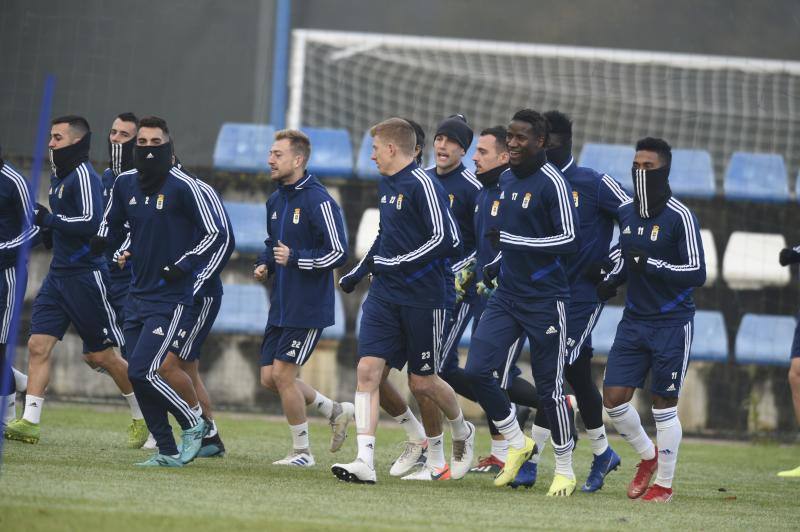 Los jugadores del Real Oviedo han entrenado este martes para intentar ganar los tres puntos en la próxima jornada contra el Alcorcón. 