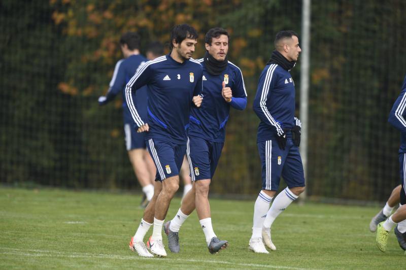 Los jugadores del Real Oviedo han entrenado este martes para intentar ganar los tres puntos en la próxima jornada contra el Alcorcón. 