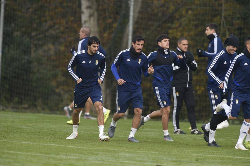 Los jugadores del Real Oviedo han entrenado este martes para intentar ganar los tres puntos en la próxima jornada contra el Alcorcón. 