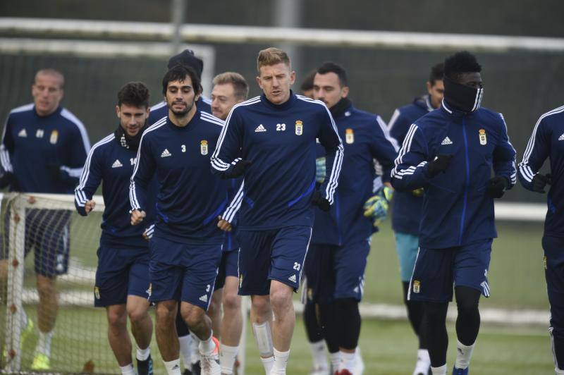 Los jugadores del Real Oviedo han entrenado este martes para intentar ganar los tres puntos en la próxima jornada contra el Alcorcón. 