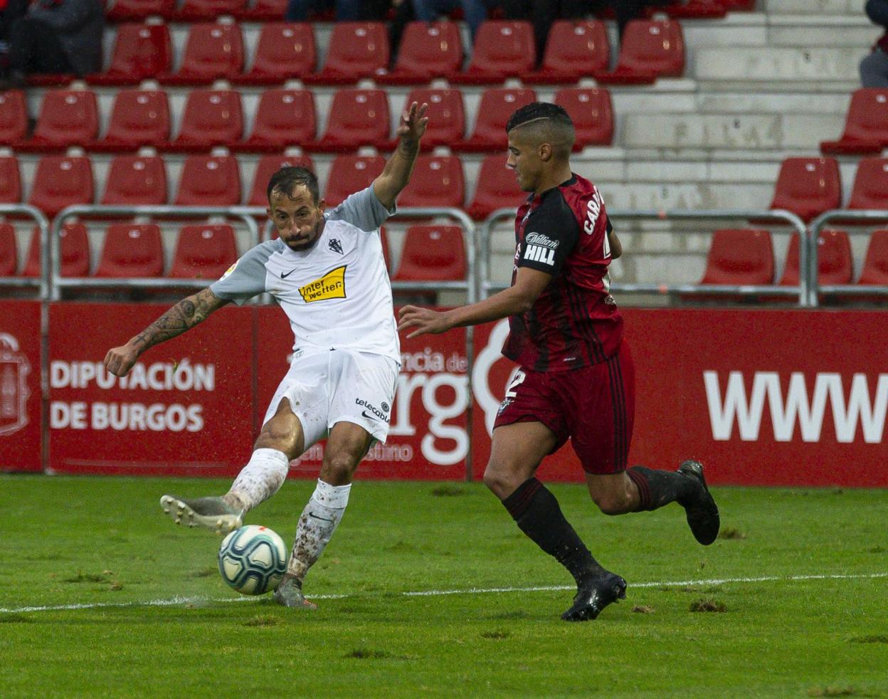 Aitor, con la equipación blanca, durante el partido en Anduva. 