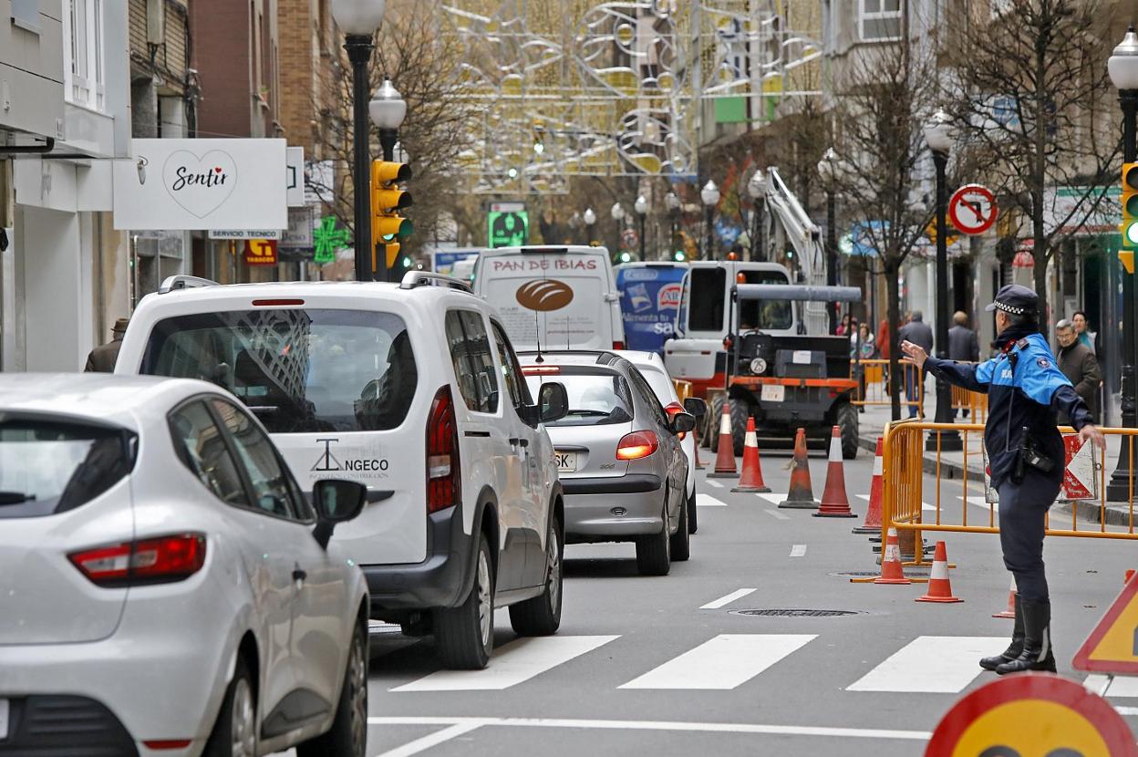 Atasco generado en la avenida de la Costa durante la mañana de ayer. 