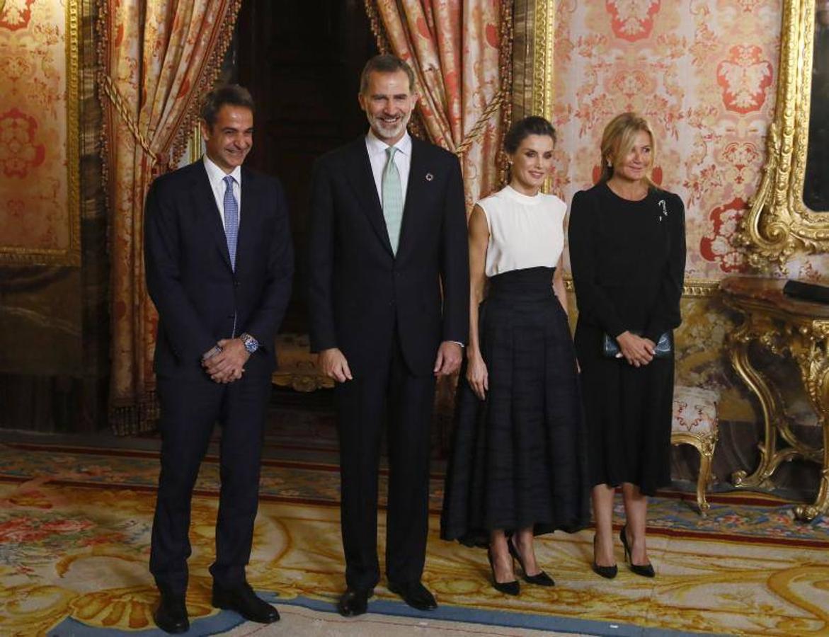 La Reina Letizia impresionó con su look elegido para la recepción de los invitados a la conferencia sobre el Cambio Climático. Un estilismo que integraba una falda de H&M Conscious reciclada, que combinó a la perfección con una blusa blanca de Hugo Boss y unos stilettos negros de Manolo Blahnik.