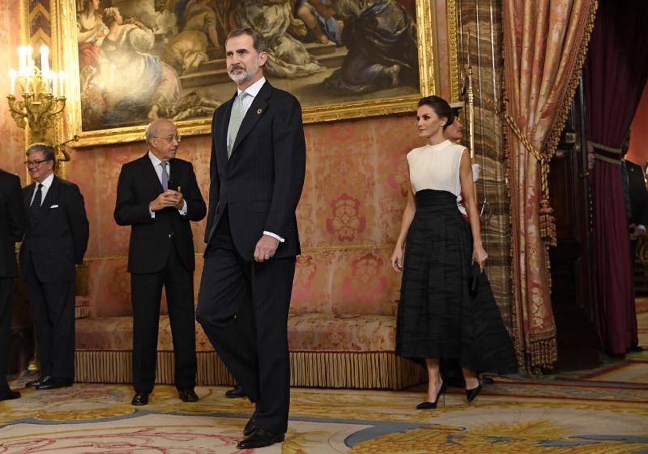 La Reina Letizia impresionó con su look elegido para la recepción de los invitados a la conferencia sobre el Cambio Climático. Un estilismo que integraba una falda de H&M Conscious reciclada, que combinó a la perfección con una blusa blanca de Hugo Boss y unos stilettos negros de Manolo Blahnik.