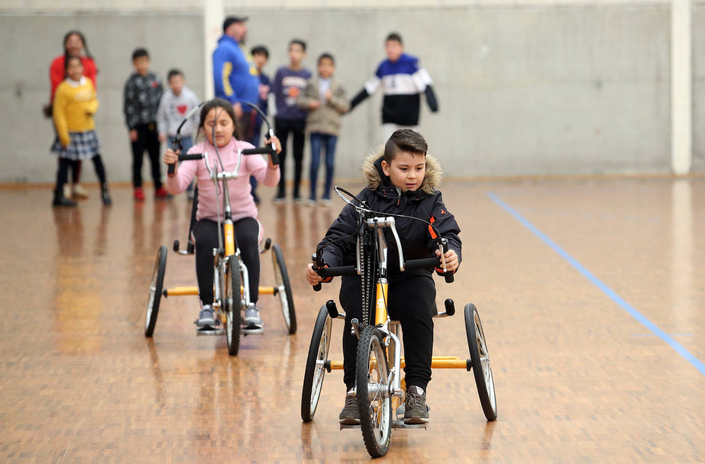 La nadadora Adriana Pérez, el atletista Miguel Ménendez y el esgrimista Jesús Fernández, enseñan a los niños cómo «llegar a lo más alto» desde la silla.