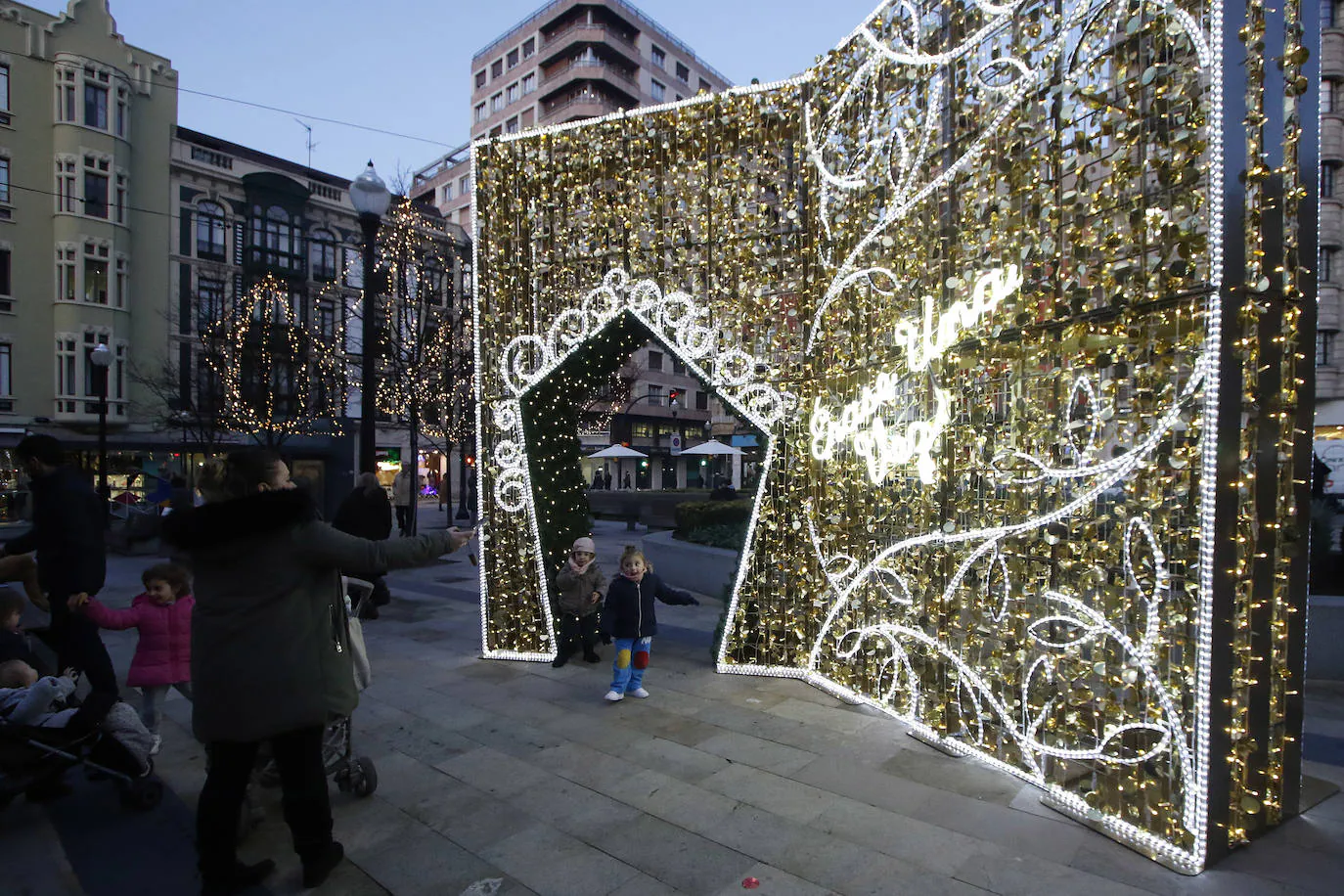 170 calles de la ciudad, cuarenta más que el año pasado, dan color a las fiestas navideñas.