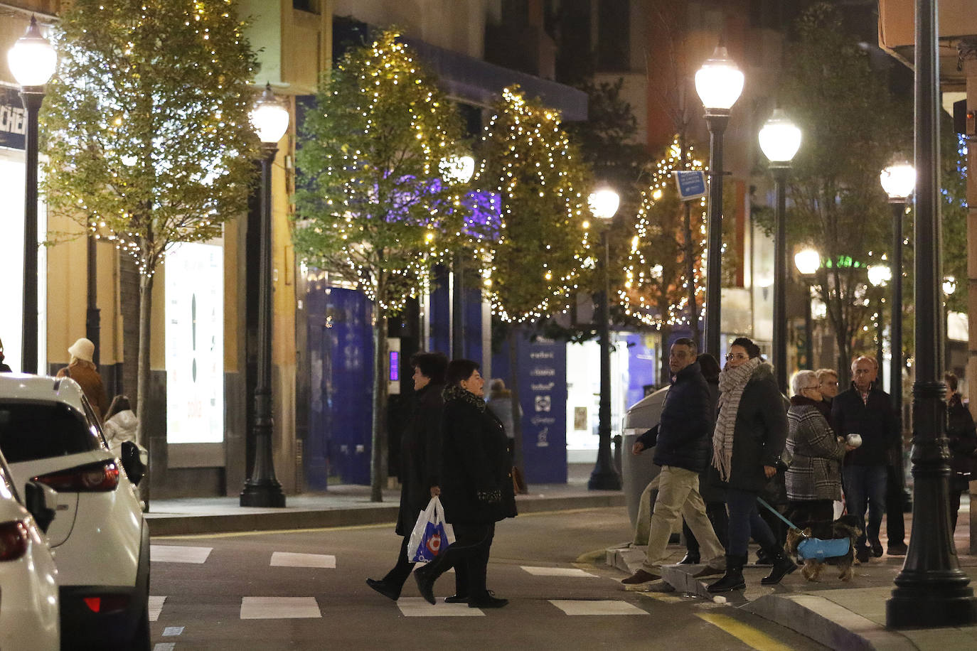 170 calles de la ciudad, cuarenta más que el año pasado, dan color a las fiestas navideñas.