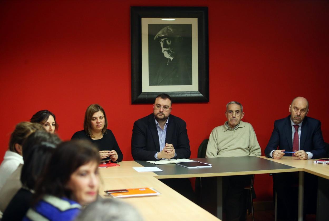 Adrián Barbón, flanqueado por Gimena Llamedo y Pablo García, ayer, en la sede de la Federación Socialista Asturiana. 