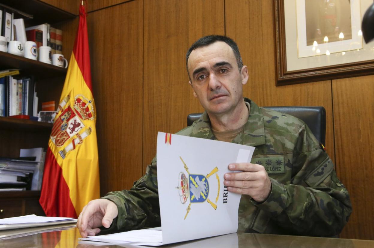El coronel Manuel Pérez López, en su despacho del acuartelamiento Cabo Noval.