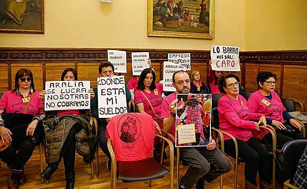 La Plataforma de Auxiliares de Ayuda a Domicilio de Asturias ha protagonizado una protesta durante la celebración del Pleno extraordinario del Ayuntamiento de Gijón. 