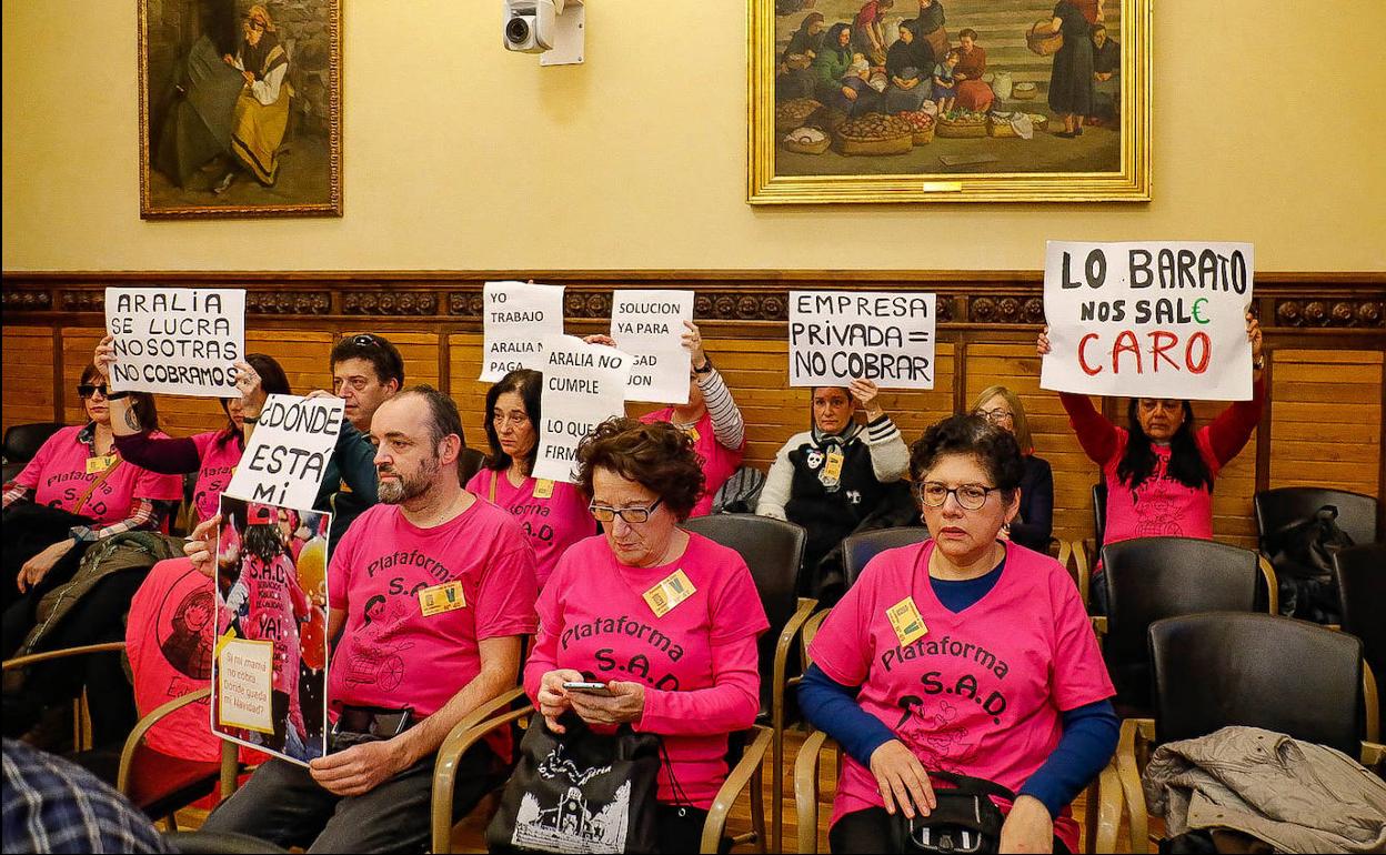 Protesta de los trabajadores de ayuda a domicilio en el Pleno de Gijón. 