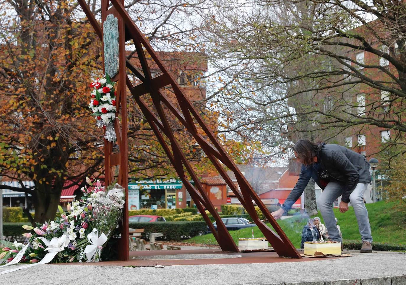 Una ofrenda floral ante el monumento al minero erigido en el parque Primero de Mayo de Gijón ha sido el acto central de la celebración de Santa Bárbara organizada por los vecinos del poblaco minero de La Camocha. Un misa y una comida de hermandad han completado la jornada. 