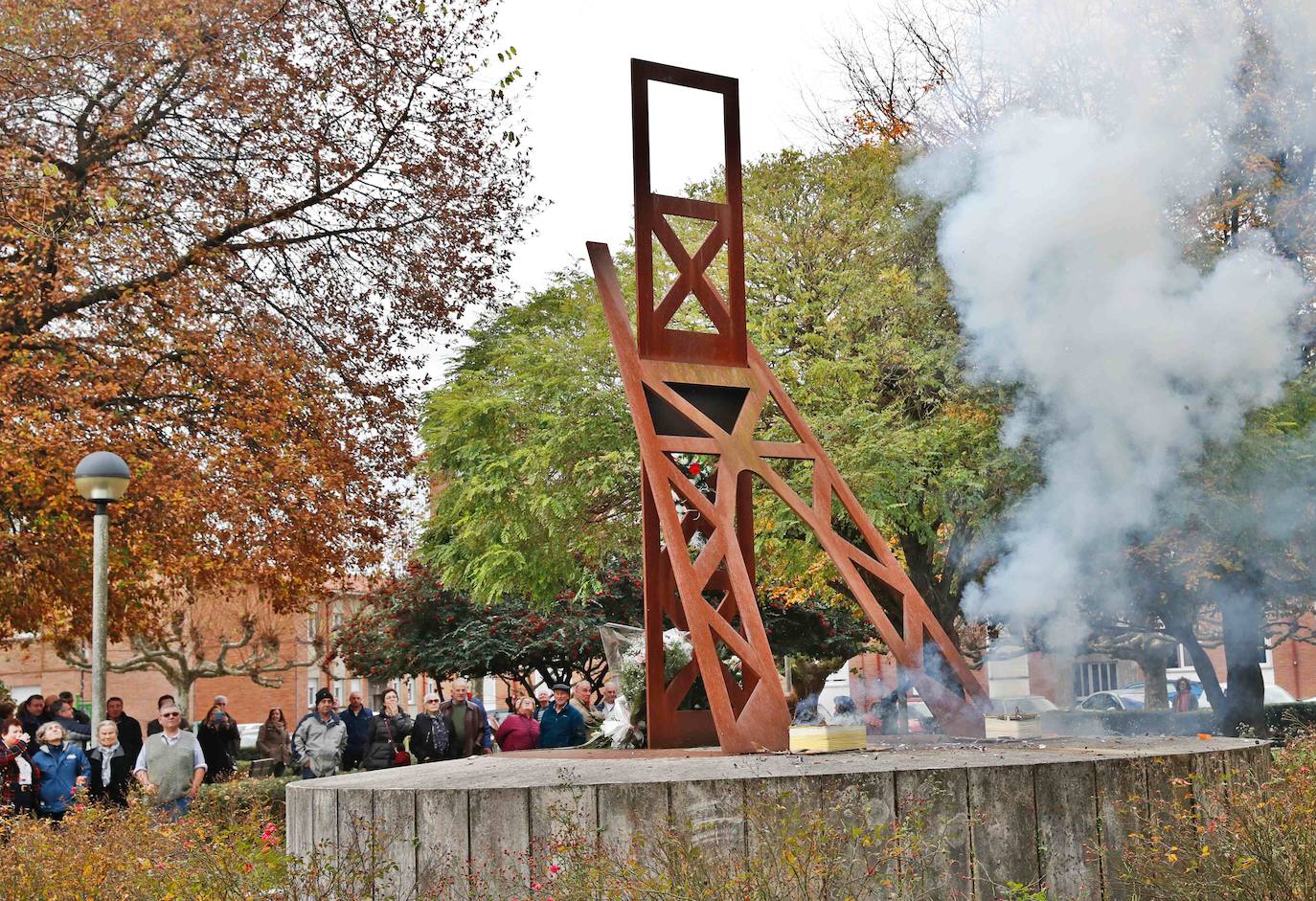 Una ofrenda floral ante el monumento al minero erigido en el parque Primero de Mayo de Gijón ha sido el acto central de la celebración de Santa Bárbara organizada por los vecinos del poblaco minero de La Camocha. Un misa y una comida de hermandad han completado la jornada. 