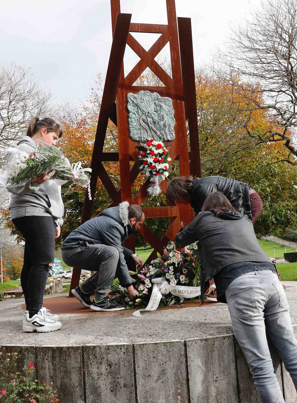 Una ofrenda floral ante el monumento al minero erigido en el parque Primero de Mayo de Gijón ha sido el acto central de la celebración de Santa Bárbara organizada por los vecinos del poblaco minero de La Camocha. Un misa y una comida de hermandad han completado la jornada. 