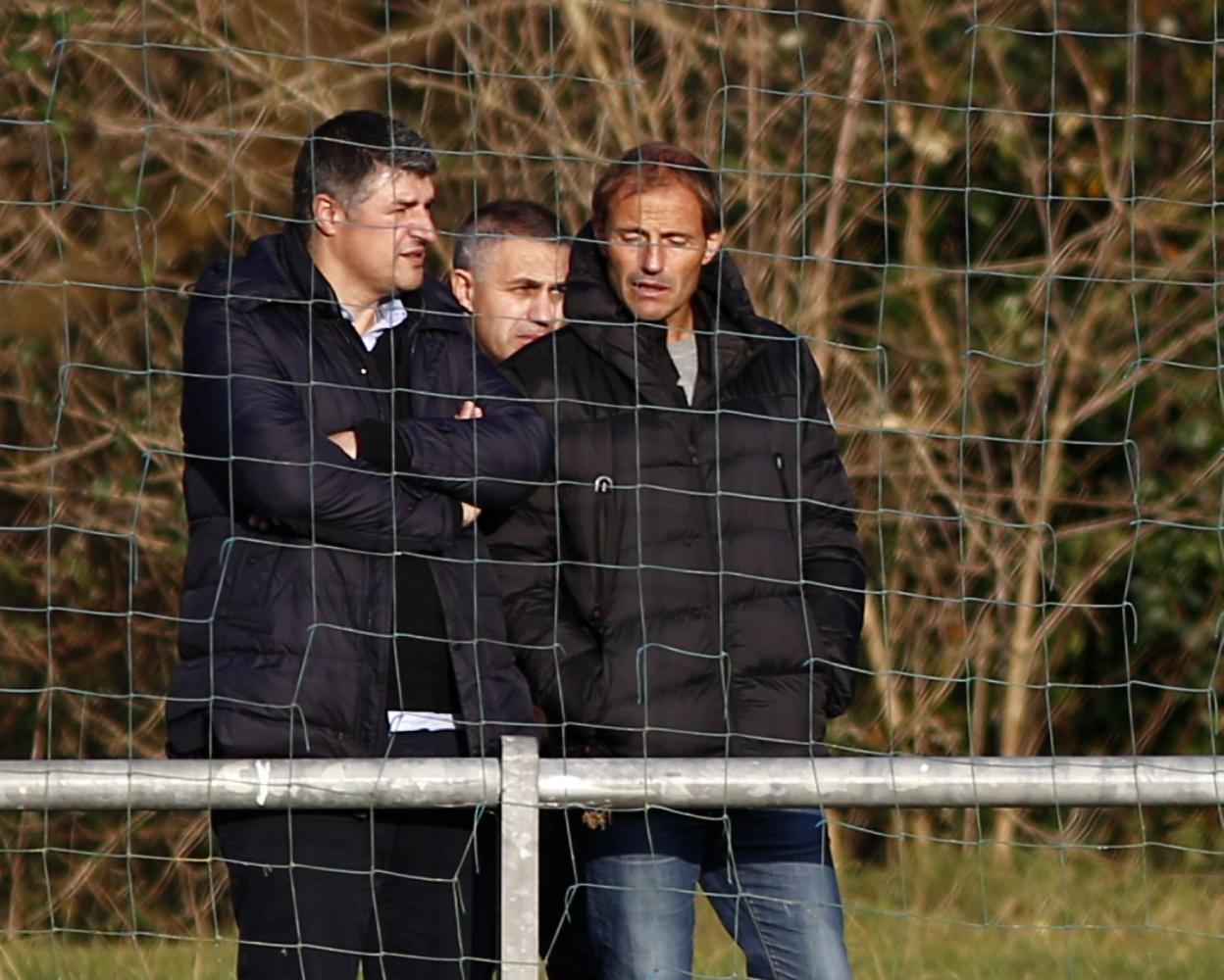 Francesc Arnau, a la derecha, y César Martín, durante el encuentro de ayer del Vetusta, en El Requexón.