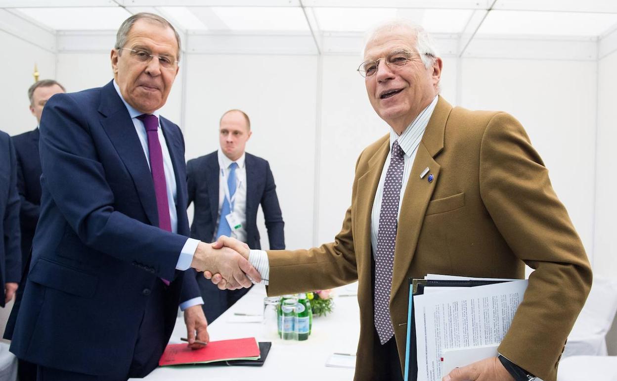 El ministro de Exteriores ruso, Serguéi Lavrov, saluda al representante de la política internacional de la UE, José Borrell, en la cumbre de la OSCE en Bratislava.