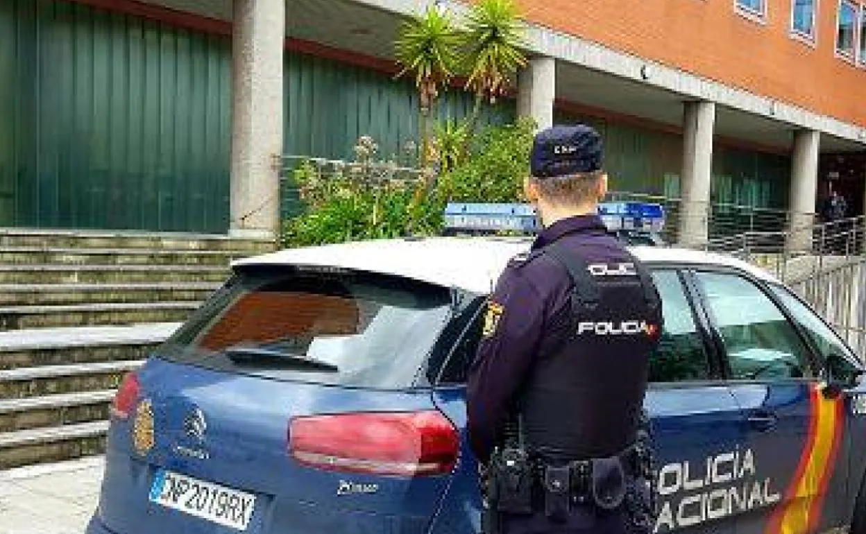El agente de la Comisaría de Gijón. 