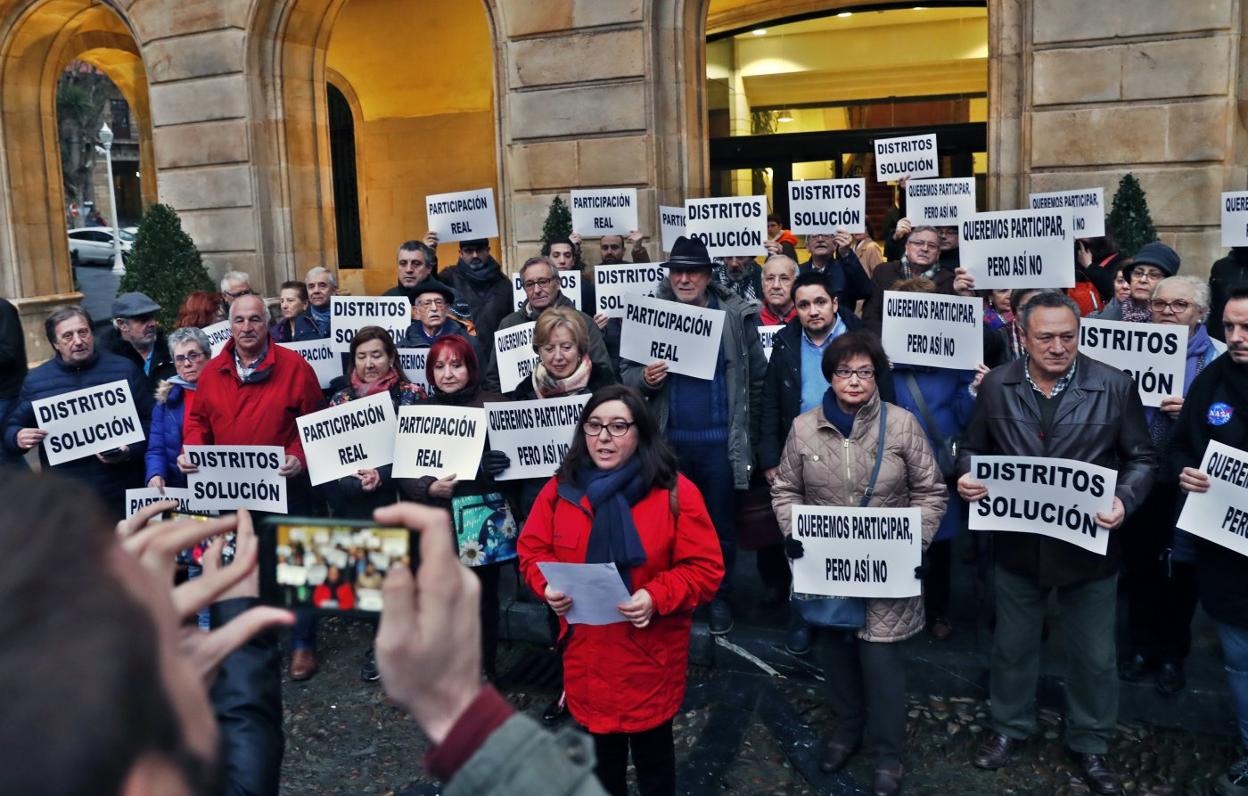 Vecinos y representantes de la FAV se manifiestan en la plaza Mayor con pancartas reivindicativas. 